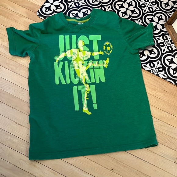 💚 5/$25💚 Graphic T-shirt, “Just Kickin’ It”, size Lg, good used condition - Picture 1 of 4